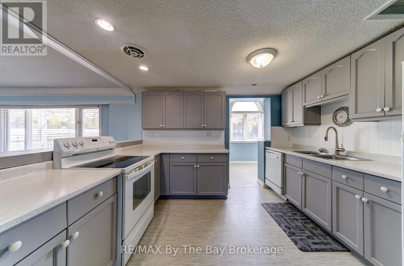 15 Willow Street, Wasaga Beach, Ontario  L9Z 2L4 - Photo 13 - S12567990